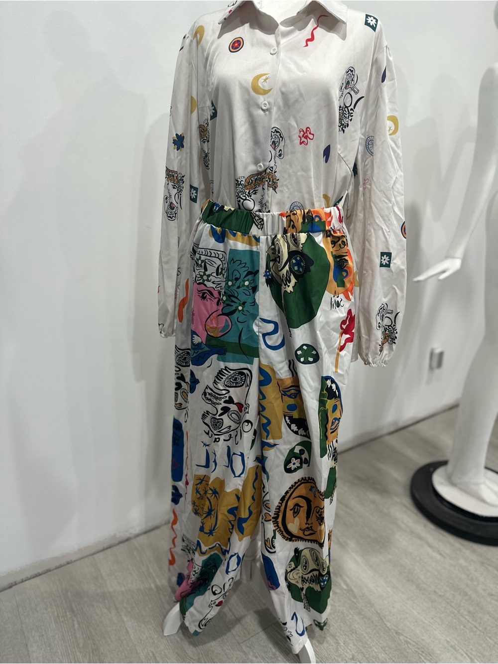 Abstract Print Button-Front Two piece pantsuit in White with Multicolor Artwork